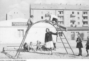 Dresden, Nationales Aufbauwerk (NAW), Arbeitseinsatz an der Wallstraße, Kinderkrippe Striesen, Wohnungsbau, Offenstall in Hellerau, Spielplatz in Striesen, NAW in Waltersdorf (Sächsische Schweiz), Aufbausonntag mit einer Kapelle der Nationalen Volksarmee der DDR (NVA), u.a., Mai 1959 - April 1960