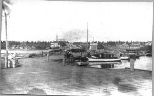 Photographien von Lappland. Arvidsjaur. Bootsanlegestelle mit Blick zur Kirche