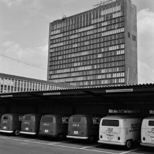Axel Springer-Verlag : Berlin-Kreuzberg. Axel Springer-Verlag, Lieferwagen-Flotte und Verlags-Hochhaus