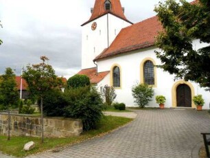 (Sankt Jakobus der Ältere)-Ansicht von Norden mit Kirche (im Kern frühgotisch - Langhaus 1700 überarbeitet) über Kirchhofmauer (Wehrgang im 19 Jh abgetragen)