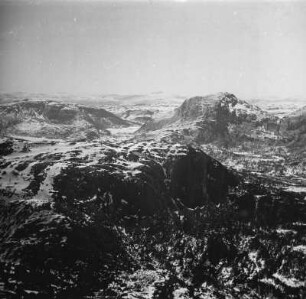 Luftbildaufnahme einer Gebirgslandschaft : Bergspitzen eines Gebirgsmassivs.