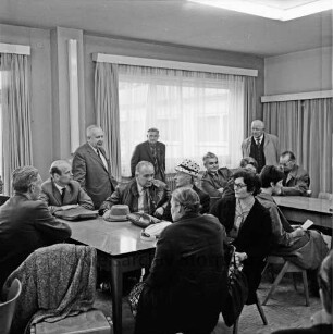 Wulfsdorf: Max-Planck-Institut für Kulturpflanzenzüchtung: Besichtigung aus Anlass der Jahresveranstaltung des Kreisverbands Stormarn der Schutzgemeinschaft Deutscher Wald: mit Direktor Reinhold von Sengbusch