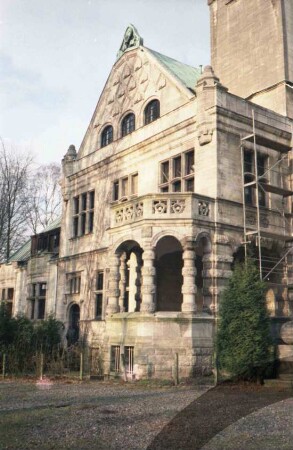 Gut Grabau: Rosenstraße 12: Herrenhaus: Eingangsfassade: Teilansicht: Südflügel, Giebelseite: Altan mit Rundbogenpfeilern und Dachterrasse: rechts Renovierungsarbeiten, Gerüst