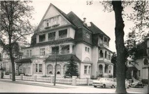 Schloßstraße mit Villa Königin Luise