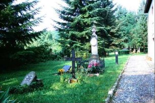 Weg an der Kirche, historische Grabsteine