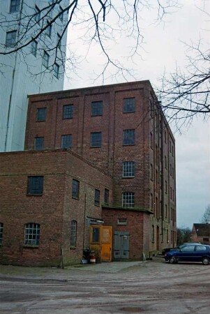 Lasbek-Barkhorst: Mühlenweg 3: Barkhorster Mühle W. F. Stoltenberg: Mühlengebäude aus Backstein: hinten links modernes Silo: 26. Januar 1999