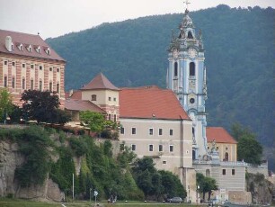 Dürnstein - Stadtansicht mit Klosterkirche : Aufgenommen am 12. Juni 2011 in der Wachau im Weinort Dürnstein