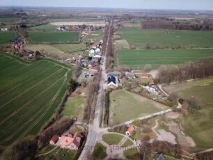 Jersbek: Luftbild der Allee in Richtung Nordwesten: rechts unten Landgasthaus "Zum Fasanenhof", links Abzweig "Alte Dorfstraße"