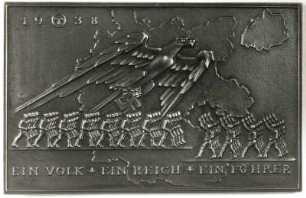 Jahresplakette: "Ein Volk, ein Reich, ein Führer" : Soldaten unter deutschem Adler marschieren heimkehrenden Ostmärkern entgegen