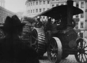 Szene aus dem Dokumentarfilm "Die Hinrichtung des wildgewordenen Riesenelefanten Arno": Einsatz von Zugmaschinen aus dem Zirkus Sarrasani zum Transport kriegswichtiger Güter (Tabakballen), links das Johanneum, rechts das Hotel "Stadt Berlin"