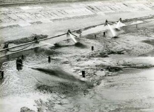 Hamburg-Blankenese. Das Klärbecken des Wasserwerkes Baursberg wird gereinigt. Damals noch manuell