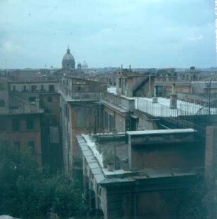 Rom. Blick von der Spanischen Treppe auf Dächer römischer Häuser