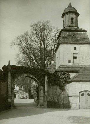Berbisdorf, Kirchturm und Tor zum Schlosshof