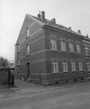 Schöneck, Wiesenstraße 12. Wohnhaus. Straßenansicht mit Giebelseite