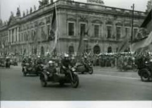Motorradfahrer auf der Berliner Maidemonstration 1961