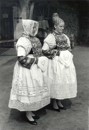 Brautjungfer und Brautführerin aus Bluno : Kleidung - Hoyerswerdaer Tracht. Ort: Bluń / Bluno. Brautführerin (zamama) und Brautjungfer (družka)