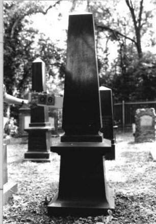 Grabstein 106 [Hahn S. 182 Grab-Nr. 827]