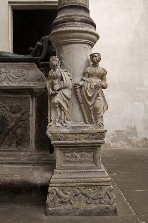Tumba des Grafen Hoyer VI. von Mansfeld-Vorderort — Heilige Barbara und heilige Katharina