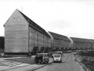 Altenberg, Arthur-Thiermann-Straße. Wohnsiedlung (verschiefert mit Asbest-Kunstschiefer). Eingangsseite von Osten