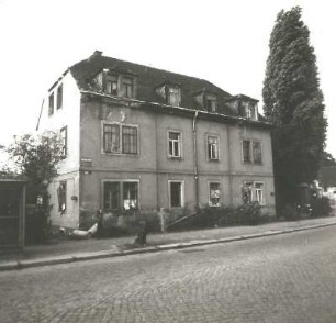 Dresden-Mickten, Overbeckstraße 2. Wohnhaus (ruinös). Straßenansicht von Süd-Südwesten
