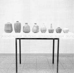 Tisch mit Auswahl an Vasen bei der Ausstellung zum Kunsthandwerk in der DDR