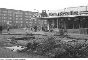 Dresden. Neubaugebiet Leuben. Die Handelsorganisation (HO)-Kaufhalle; Besprechung von Bau-Verantwortlichen in Leuben, 1967