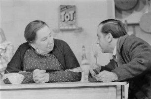 Szenenbilder aus "Wehe dem, der träumt" (Le voci di dentro) von Eduardo de Filippo. Kammerspiele (Deutsches Theater) Berlin, 10.06.1958 : Mit Margarete Körting, Rudolf Wessely als Alberto Saporito, Amy Frank als Rosa, Lilly Schmuck als Maria, Walter Lendrich als Carlo, Werner Pledath, Antje Ruge, Heinz Voss, Ulrich Thein als Luigi, Fritz Links als Portier Michele u. a.