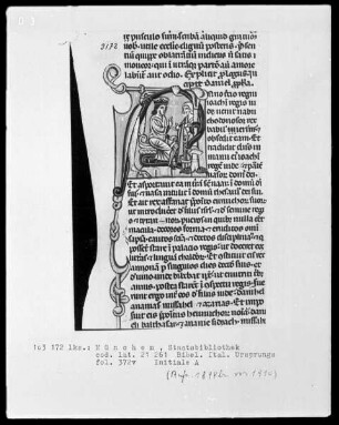 Bibel italienischen Ursprungs — Initiale A (nno) mit Moses und dem blühenden Stab, Folio 372verso