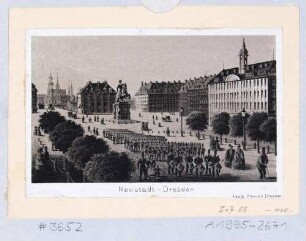 Dresden, Blick von der Hauptstraße nach Süden auf den Neustädter Markt mit dem Reiterstandbild August des Starken und der Neustädter Wache (Blockhaus), im Vordergrund Militärparade"