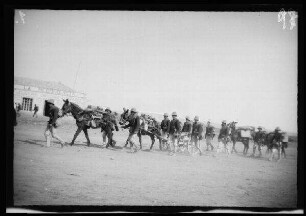 Nador (Marokko): Gebirgsartillerie [des spanischen 10. Kavallerie-Regiments "Alcántara" (?)] in hellgestreiften Uniformhosen, dunklen Uniformjacken und Tropenhelmen und mit ein Maschinengewehr ["das neue Schneidergeschütz" (?)] ziehenden bzw. Munitionskisten tragenden Pferden