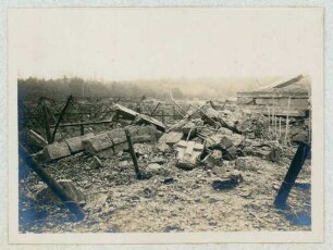 Foto eines durch Probebeschießung mit Minen zerstörten Bunkerraumes auf dem Flugplatz Habsheim