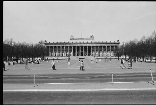 Blick über den Lustgarten zum Alten Museum