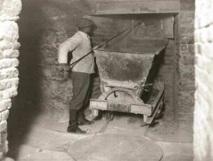 Hermsdorf. Kalkwerk. Arbeiter beim Kalkziehen