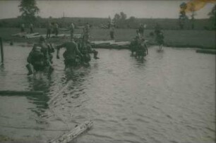 Zweiter Weltkrieg. Frontbilder. Sowjetunion. Infanteristen beim Durchqueren eines Gewässers