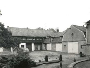 Bahnsdorf-Neudeck. Schloß (Landespolizeischule Brandenburg; 1521, 1711). Wirtschaftshof mit Remise