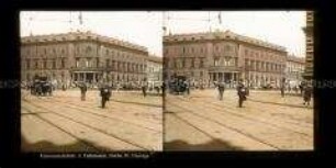 Stadtschloss am Schloßplatz mit Verkehr und Passanten in Wiesbaden