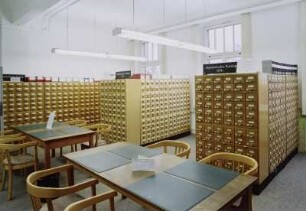 Sächsische Landesbibliothek - Staats- und Universitätsbibliothek Dresden. Zentralbibliothek (ehem. Landesbibliothek). 1. Obergeschoss. Abteilung Information, Auskunft, Alphabetischer Katalog ab 1974 und Benutzerplätze : Dresden-Neustadt, Marienallee 12. Sächsische Landesbibliothek - Staats- und Universitätsbibliothek Dresden. Zentralbibliothek (ehem. Landesbibliothek). 1. Obergeschoss. Abteilung Information, Auskunft, Alphabetischer Katalog ab 1974 und Benutzerplätze