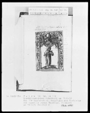 Niederdeutsches Gebetbuch mit teils eingeklebten, teils eingeprägten Kupferstichen — Ganzfigur und Martyrium des Apostels Judas Thaddäus, Folio 17verso