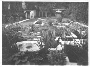 Gartenanlage mit japanischen Stilelementen