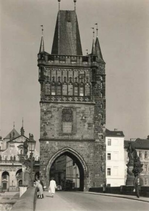 Prag. Karlsbrücke (beg. 1357). Altstädter Brückenturm (1370/1380, P. Parler)