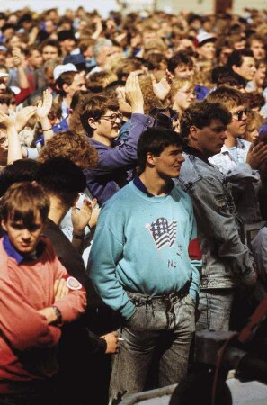 DDR. Zuschauer beim Pfingsttreffen der FDJ in Berlin