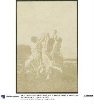 Tanzstudie im Freien: Marie Adama van Scheltema, Annie Beck, Suzy Perrottet und Mitzi Steinwender, Schülerinnen bei Emile Jaques-Dalcroze in Genf