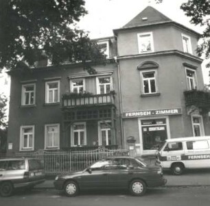 Dresden-Trachau, Reichenberger Straße 5. Wohnhaus mit Ladeneinbau, Reichenberger Straße 5. Um 1900. Straßenfront mit Einfriedung