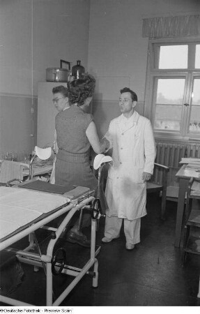 Arzt und Krankenschwester mit Patientin