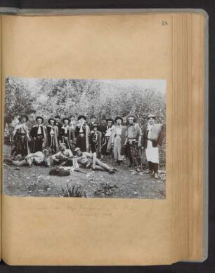 [Fotografía de grupo] Centro Criollo "Raza Pampeana", La Plata, Carnaval 1909.