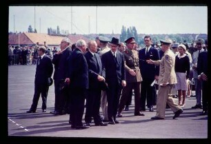 Flughafen Tegel/wartende Politiker u. Militärs
