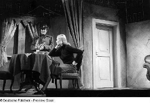 Szenenbilder aus dem Drama "Die Illegalen" von Günther Weisenborn am Hebbel-Theater Berlin : Szene mit Lu Säuberlich (rechts)
