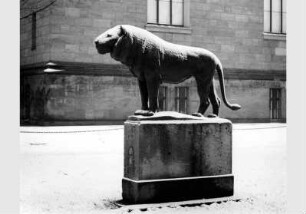 Schneebedeckte Plastik von August Gaul "Löwe" vor der Nationalgalerie