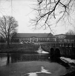 Schlossbrücke: Schlossgraben: hinten Marstall, Lübecker Straße / B 75, Parkplatz