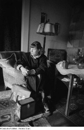 Portrait Renate Rössings in einem Sessel sitzend